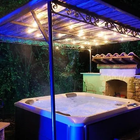 En Rondins Avec - 5 Personnes Chalet Montmurat