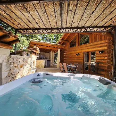 En Rondins Avec - 5 Personnes Chalet *